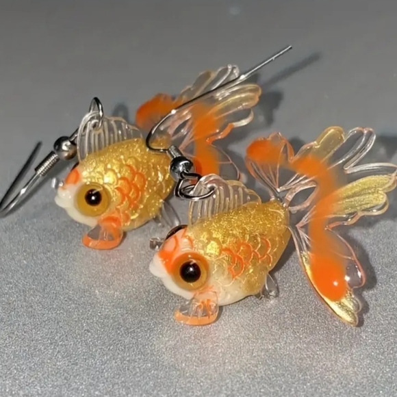 BETSEY JOHNSON 3D REALISTIC RESIN GOLDFISH DROP DANGLE EARRINGS NWOT - Picture 5 of 5